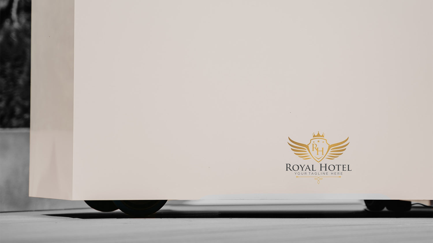 Unsere doppelwandigen Pflanzgefäße sind robust und langlebig, frostsicher und witterungsbeständig für den Einsatz im Außenbereich geeignet. Wir bieten eine große Auswahl an Pflanzgefäßen in verschiedenen Größen und Formen für Bäume, Palmen und Formgehölze sowie einzigartige Designs für Events und den Einsatz in Hotel und Gastronomie. Unsere rollbaren Pflanzenkübel sind flexibel einsetzbar. Entdecken Sie jetzt unsere hochwertigen und individuell anpassbaren Pflanzgefäße für Ihre Terrasse oder Ihren Garten.