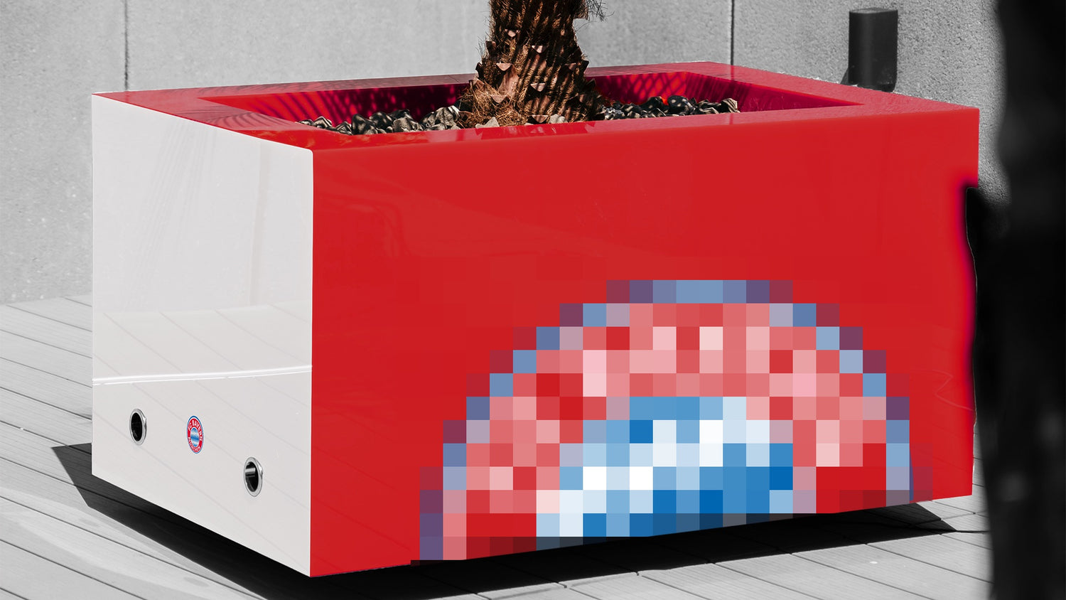 Unsere Pflanzgefäße bieten Platz für Olivenbäume, Palmen und Formgehölze und sind frostsicher und witterungsbeständig für den ganzjährigen Einsatz im Innen- und Außenbereich geeignet. Der rollbare Pflanzenkübel ist megagroß und perfekt für Events, während die Hochglanz-Pflanzgefäße jedem Raum oder Garten eine außergewöhnliche Note verleihen. Unsere ultramodernen Pflanzcontainer sind in verschiedenen Größen erhältlich und eine langlebige Investition für anspruchsvolle Kunden.