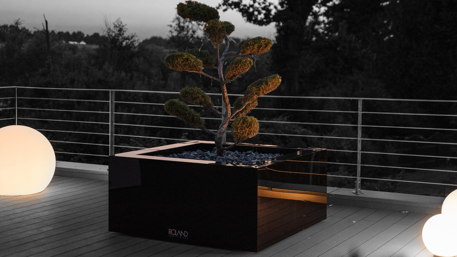 Unsere doppelwandigen Pflanzgefäße sind robust und langlebig, frostsicher und witterungsbeständig für den Einsatz im Außenbereich geeignet. Wir bieten eine große Auswahl an Pflanzgefäßen in verschiedenen Größen und Formen für Bäume, Palmen und Formgehölze sowie einzigartige Designs für Events und den Einsatz in Hotel und Gastronomie. Unsere rollbaren Pflanzenkübel sind flexibel einsetzbar. Entdecken Sie jetzt unsere hochwertigen und individuell anpassbaren Pflanzgefäße für Ihre Terrasse oder Ihren Garten.