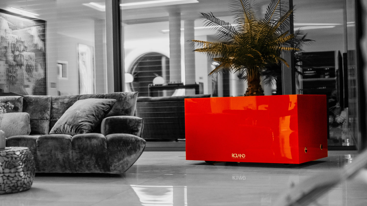 Unsere Pflanzgefäße in XXL-Größe mit modernem Design sind für den Einsatz in- und outdoor geeignet und frostsicher. Die exklusiven Pflanzkübel aus Acrylglas sind ein edles Möbelstück für Hotel und Gastronomie und individuell anpassbar. Auch als Blickfang bei Events oder auf großen Terrassen sind sie ideal.