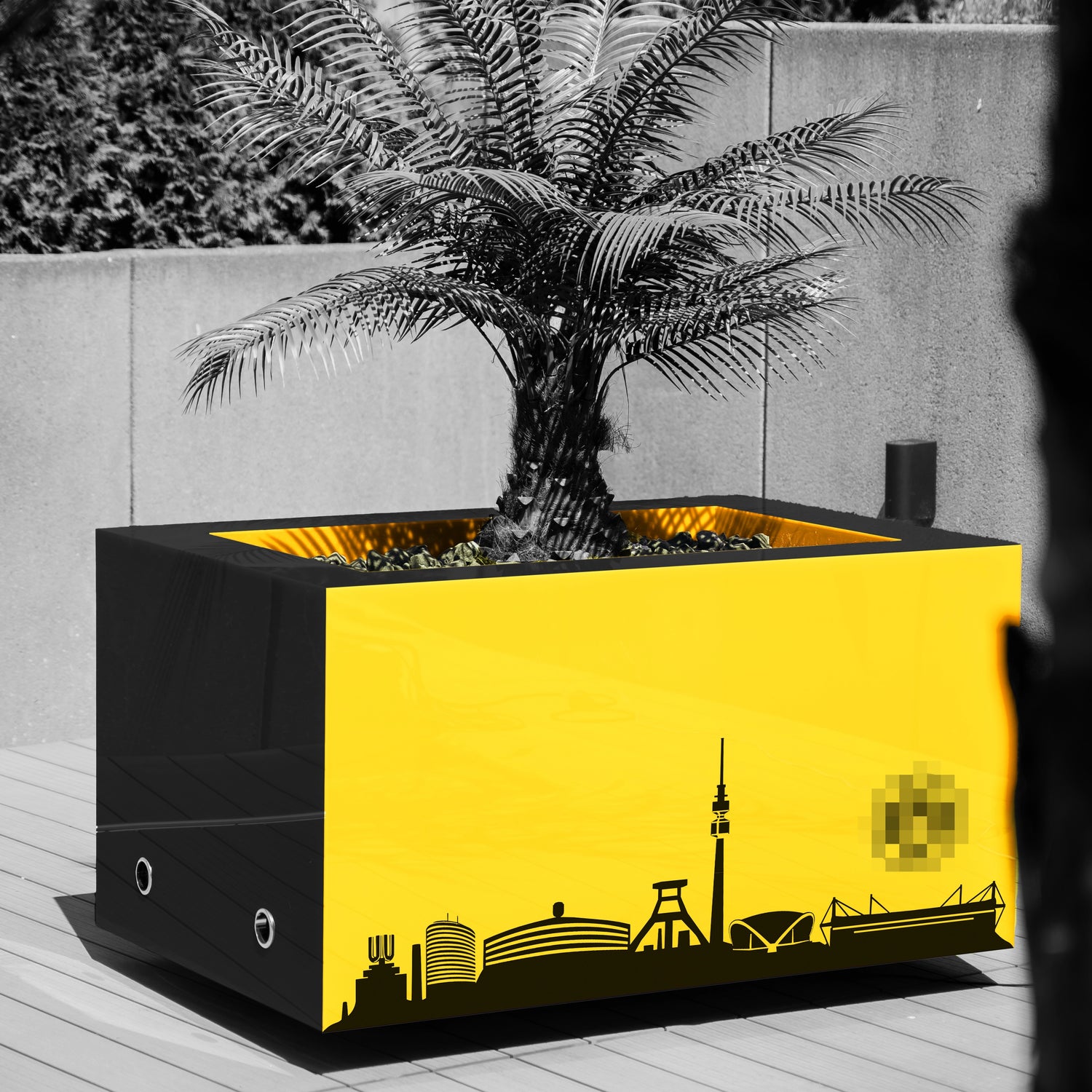 Unsere Pflanzgefäße in XXL-Größe mit modernem Design sind für den Einsatz in- und outdoor geeignet und frostsicher. Die exklusiven Pflanzkübel aus Acrylglas sind ein edles Möbelstück für Hotel und Gastronomie und individuell anpassbar. Auch als Blickfang bei Events oder auf großen Terrassen sind sie ideal.